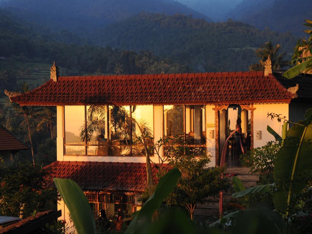 Lesong Hotel And Restaurant Munduk Exterior foto